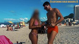 Бразильская мамочка-любительница берет член на пляже и берет его на руки