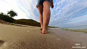 Pozwól mi Cię poprowadzić przez moją przygodę na bosych stopach na plaży