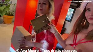 To blonde franske piger får deres røv kneppet af fremmede i en vild gruppesex-orgie