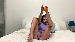 Istri seksi menikmati fetish, bermain dengan kaki dan jari kakinya yang panjang