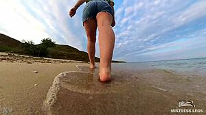 Laissez-moi vous guider à travers mon aventure pieds nus sur la plage