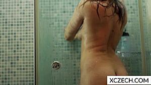Busty kvinne blir mumifisert i dusjen