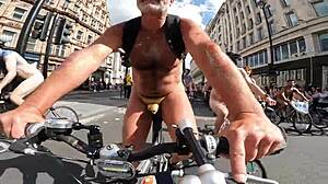 Nackter Biker wird in der Öffentlichkeit entlarvt und gedemütigt