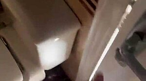 Video făcut acasă cu un cuplu excitat care face sex pe o barcă