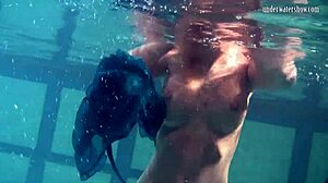 Blond bomba ukazuje svoje veľké pevné prsia pri bazéne