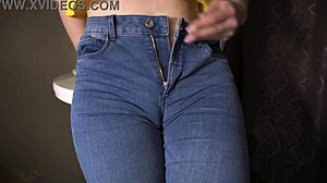 ใกล้ชิดของผู้หญิงที่เป็นผู้ใหญ่ กลีบอูฐขนาดใหญ่ในกางเกงยีนส์รัดรูป