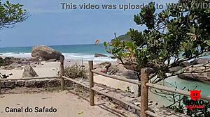 البرازيلية السمراء هولي بومبوم تصبح شقية على شاطئ عاري