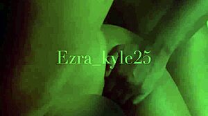 Bodybuilder Ezra Kyle wordt in haar kont geneukt door sissy femboy in de badkamer