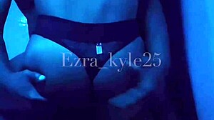 Vücut geliştirici Ezra Kyle, banyoda sissy femboy tarafından anal olarak beceriliyor