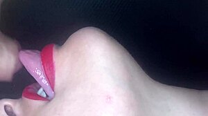 Červený rúž a sperma: Detailný záber na kurva orálny sex
