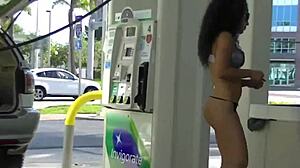 Latin feleség, Nikki Brazil, miniszoknyában és szoknyában izgat egy benzinkútnál