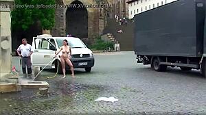 Guarda una ragazza nuda esplorare le strade in questo film completo