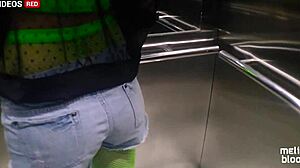Pelacur Brasil mendapat blowjob di lift hotel