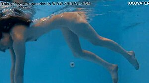 Marfa, rosyjska laska, pokazuje swoje wąskie pośladki i cipkę w basenie