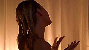 Tania Saulnier pokazuje swoje nagie ciało i dekolt pod prysznicem