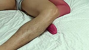 Крака акимбо и чорапи в това горещо порно видео