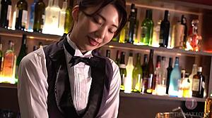 Seorang pelayan Jepun dan seorang gadis Asia yang cantik menikmati percakapan kotor dan aksi lembut
