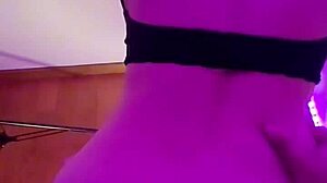 Гледајте задивљујућу аргентинску инфлуенсерку како показује своју савршену гузу и пичку у филтран видеу