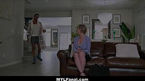 Dużo cycata MILF dostaje anal od właściciela domu w gorącym filmie