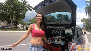 Amatérska brunetka sa šuká v garáži, aby si nechala opraviť auto