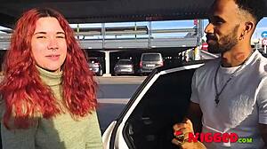 Rødhåret teenager får sin stramme fisse kneppet af en stor pik efter at have forladt lufthavnen