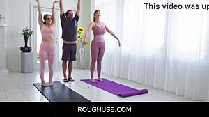 Hot yoga-økt blir til tabubelagt lek med pupper og fitte
