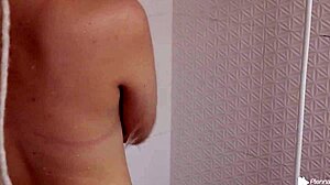 Närbild på en brasiliansk kvinnas stora fittläppar och klitoris i badet