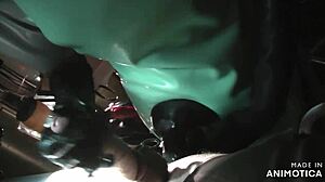 Szara pielęgniarka z gumy Agnes daje zmysłowy blowjob i masaż prostaty, zanim angażuje się w pegging i analne fisting