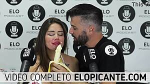 Sara, una bomba bionda, si concede una sensuale festa di banane e panna al gomito in questo piccante video a tema alimentare