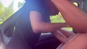Mladý pár se věnuje intenzivnímu sexu v autě