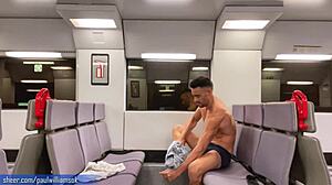 Urheilullinen mies esittelee omaisuuttaan junamatkalla
