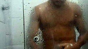 Nuori homo amatööri nauttii ulkoseksistä ja suihkumasturbaatiosta