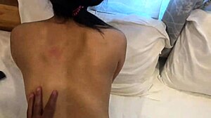 Asiatka z vysoké školy xxapple si nechává svůj zadek pokryt spermatem při šukání před zrcadlem