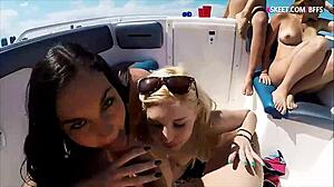 Junge Weiber haben Sex auf einem Schnellboot in der Öffentlichkeit