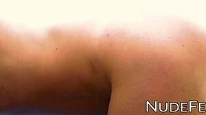 Prachtige babe met natuurlijke tieten plaagt in een erotische video bij het zwembad