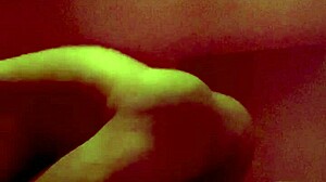 Sensuele massage van Aziatische milfs verandert in een hete verborgen cam-ontmoeting