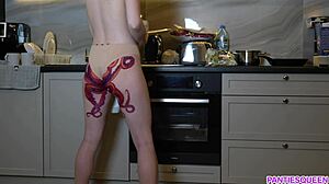 Milf s tetovažo hobotnice na ritki kuha in draži