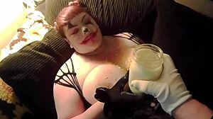 Mollige clown geniet van wilde seks met haar ronde partner