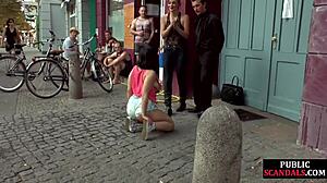 Göğüslü Alman kız, halka açık alanda bozulmuş ve itaatkar
