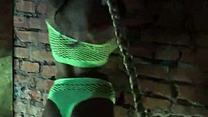 色っぽい誘惑者のモニカ・フォックスが、ライトグリーンのアンサンブルで曲線美を誇示し、大きなアクセサリーを楽しむ。