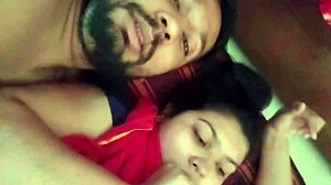 Novomanželský indický pár zdieľa romantické chvíle v hardcore videu
