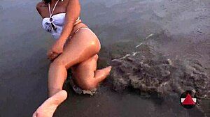 Мокра и дива: Приключение с фетиш на краката на плажа
