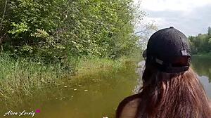 L'avventura all'aperto di coppie amatoriali si trasforma in una sessione di sesso selvaggio sul fiume