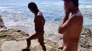Pasangan amatur melakukan seks di pantai luar, terekam di kamera