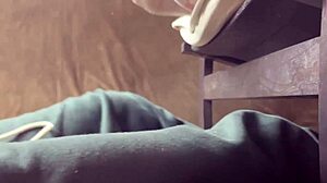 נטיות פטיש רגליים של דילן מוצגת במלואה עם טרנסקסואלית אסייתית