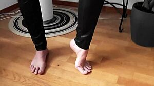 קומפילציה של משחק דילדו מבולגן ופטיש רגליים עם מילפיות