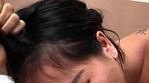 アジアの美女が、このレトロなビデオでクリーミーなフェラチオをする