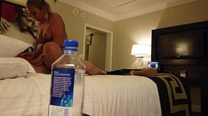 मैडलिन मुनरो और उसकी गर्लफ्रेंड वेगास में एक अजनबी के साथ पानी की बोतल लेकर घूमती हैं।
