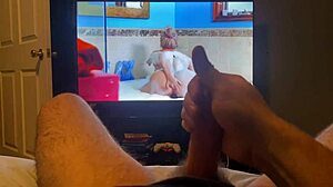 Masturbacja do gorącego filmu porno z potężnym kutasem