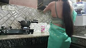 סרטון HD של מפגש מיני ראשון בין אישה מהממת לבעלה של אחותה במטבח ועל המיטה
